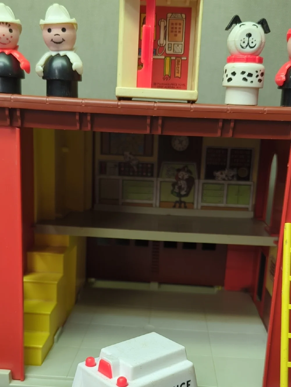 1979 VINTAGE WORKING FISHER PRICE PLAY FAMILY FIRE STATION #928 w/accessories - Picture 7 of 16